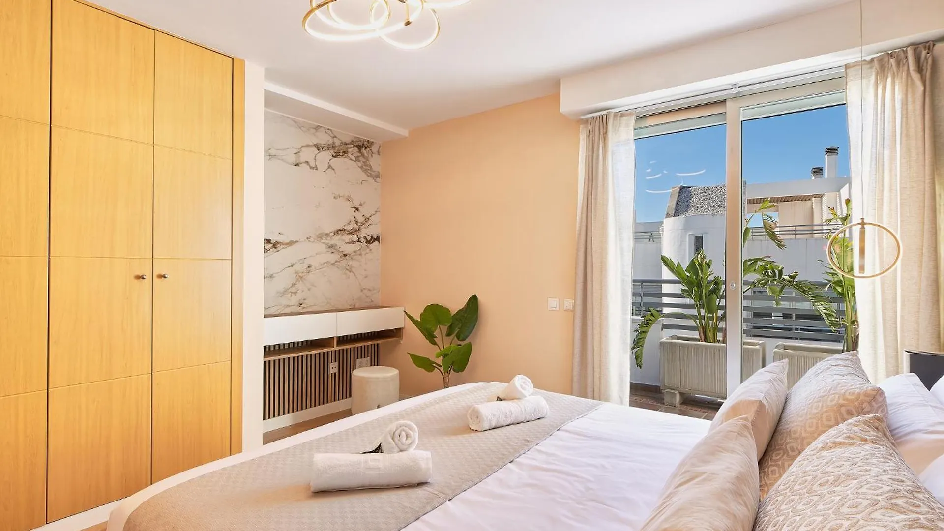 아파트 Vitania I Resort Penthouse With Jacuzzi 라칼라데미야스