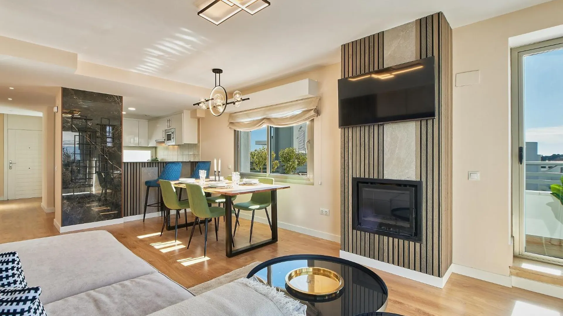 아파트 Vitania I Resort Penthouse With Jacuzzi 라칼라데미야스