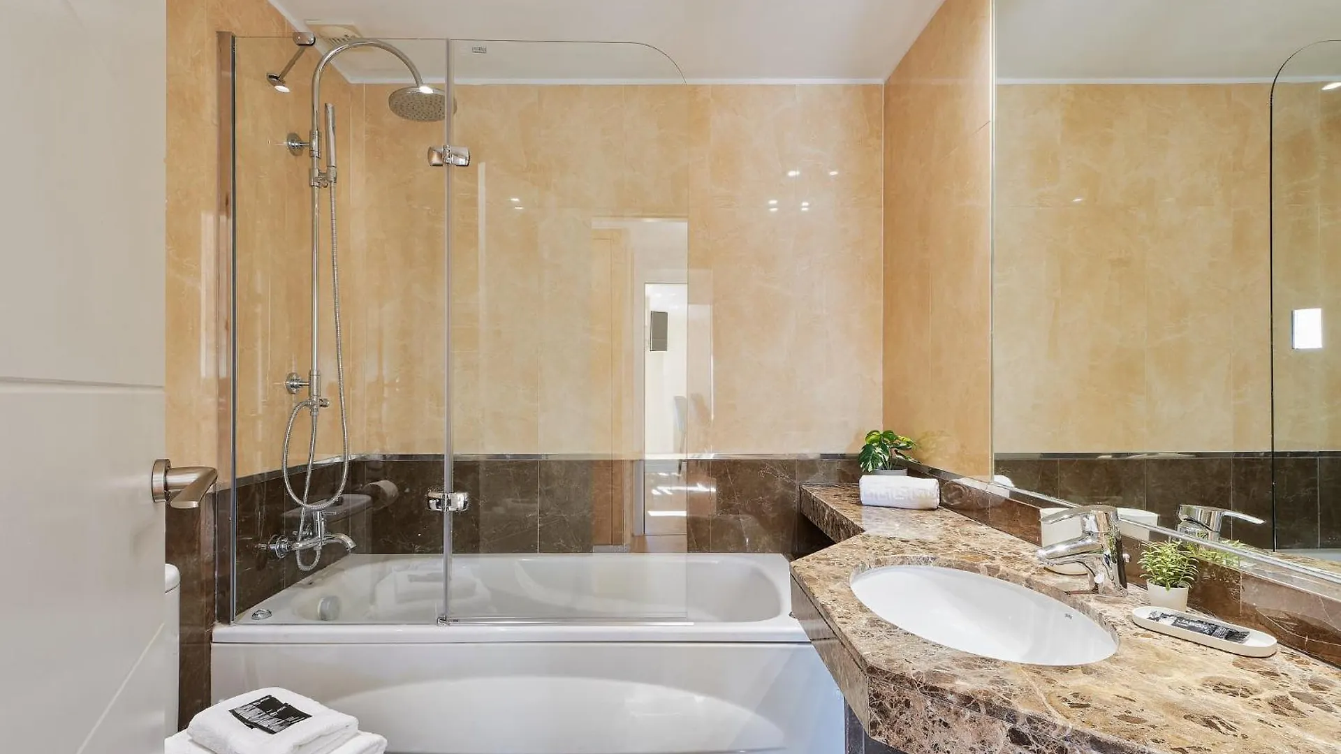 아파트 Vitania I Resort Penthouse With Jacuzzi 라칼라데미야스