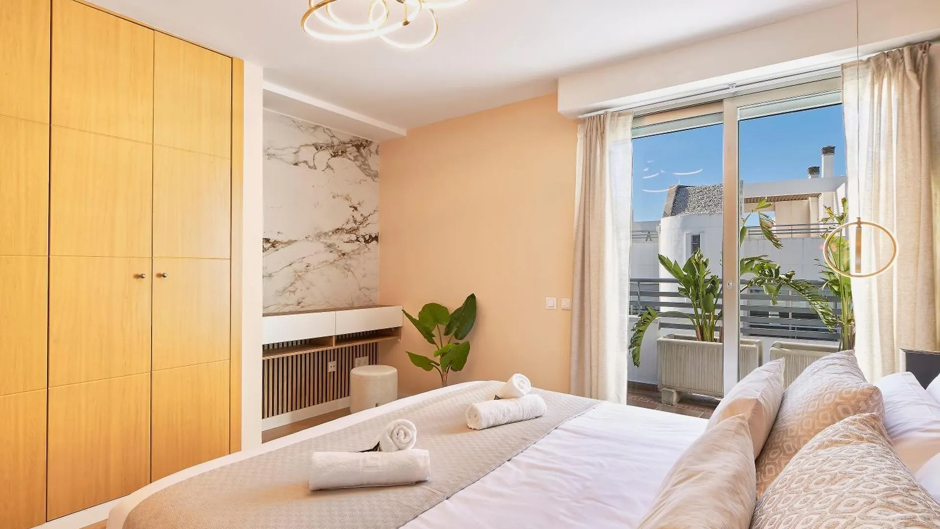 아파트 Vitania I Resort Penthouse With Jacuzzi 라칼라데미야스